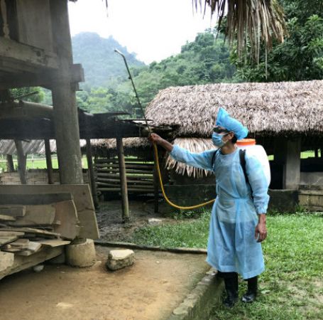 TRUNG TÂM Y TẾ HUYỆN BẮC QUANG TỔ CHỨC PHUN KHỬ TRÙNG VÀ TRUYỀN THÔNG PHÒNG, CHỐNG BỆNH SỐT XUẤT HUYẾT